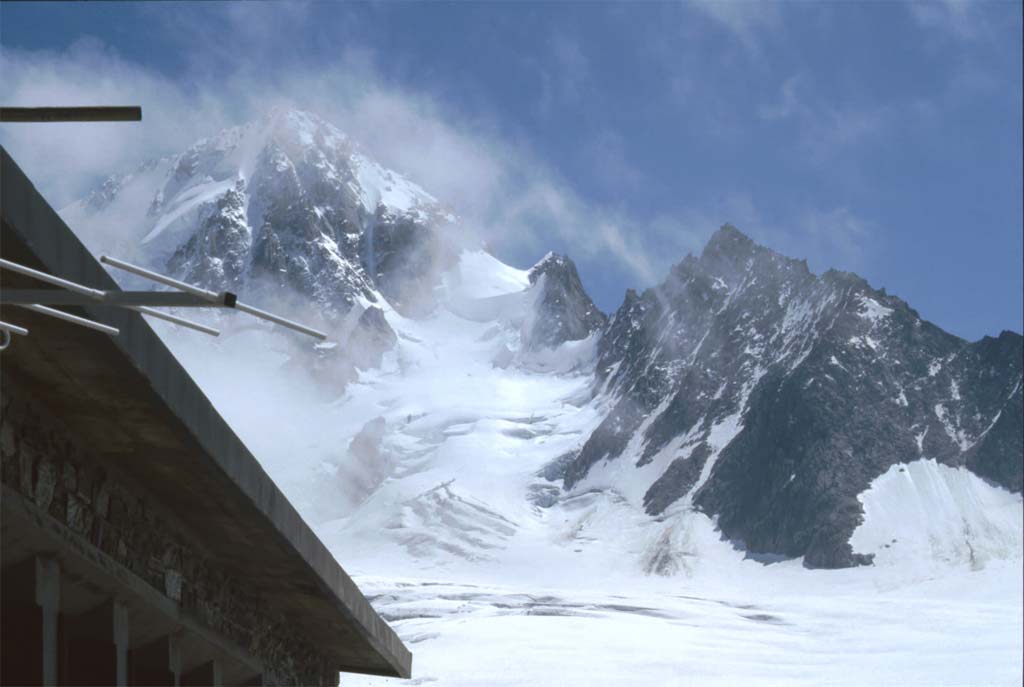 L’aiguille du Chardonnet vue du refuge Albert Ier, le 26 juillet 1993