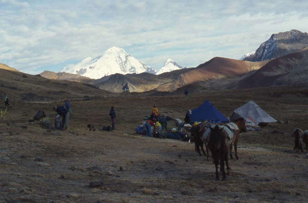 Départ du camp du cirque du Condor, et vue sur la face sud de l’Ausangate (matin du 13 août 1996)