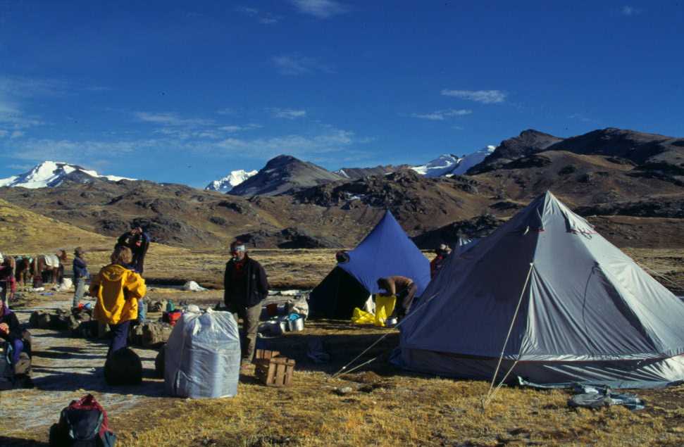 Lever de camp sur les bords de la lagune de Sibinacocha, le 14 août 1996