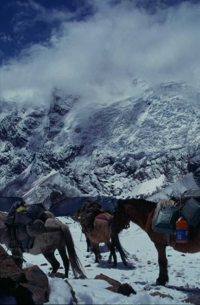 Les glaciers du versant sud de l’Ausangate aperçus entre les nuages (18 août 1996)