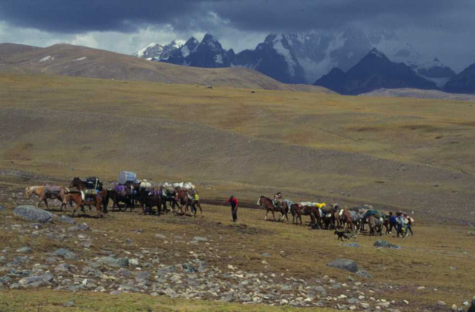 Passage de notre caravane logistique, le 8 août 1996 (au fond, les montagnes de la Cordillère)