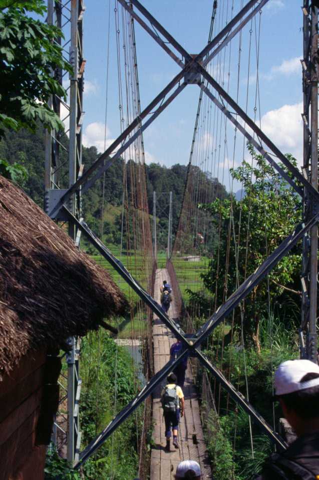 Franchissement de la rivière Madi Khola, le 10 octobre 1998