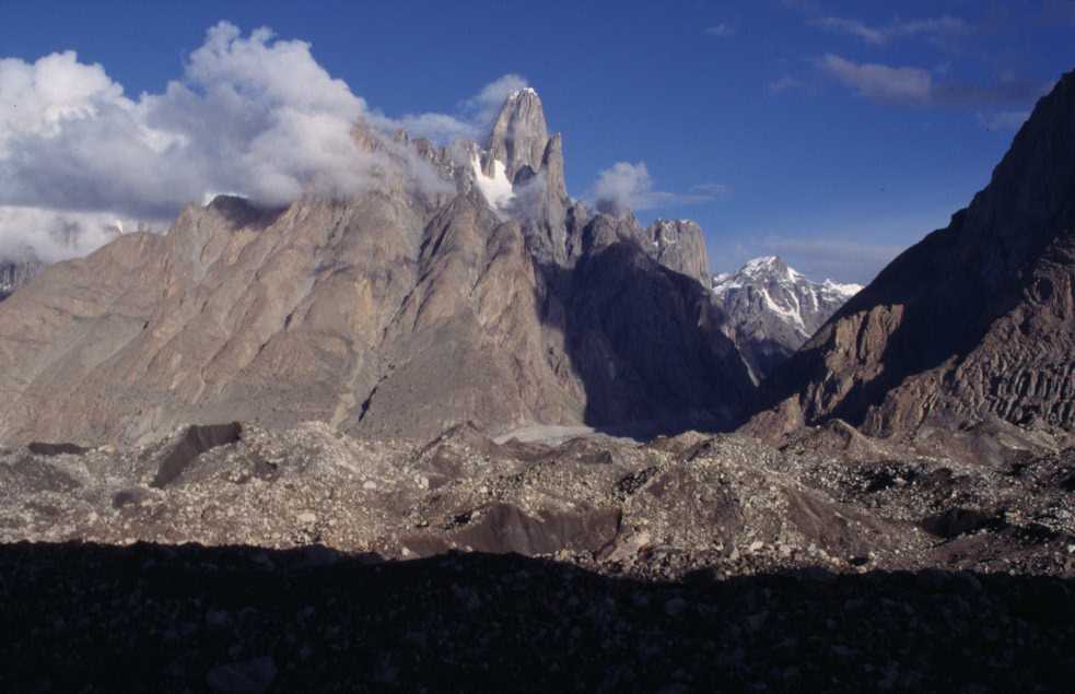 Vue des tours de Trango depuis le camp de Liligo, le 11 août 1999