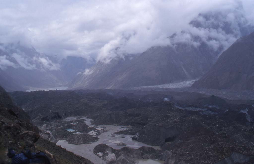 Marche au-dessus du Baltoro peu avant le camp de Liligo, le 10 août 1999