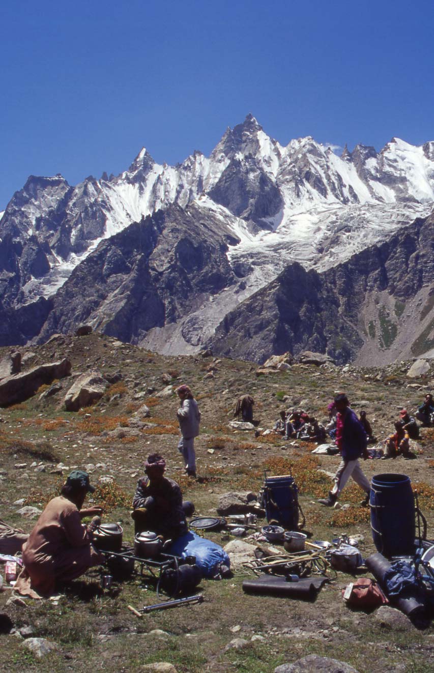 Pique-nique sur la moraine du glacier du Gandoghoro, le 18 août 1999