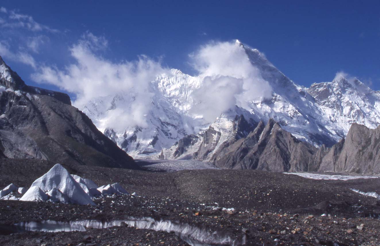 Au-dessus de Goro I, vue sur le Masherbrum (7821 m), le 12 août 1999