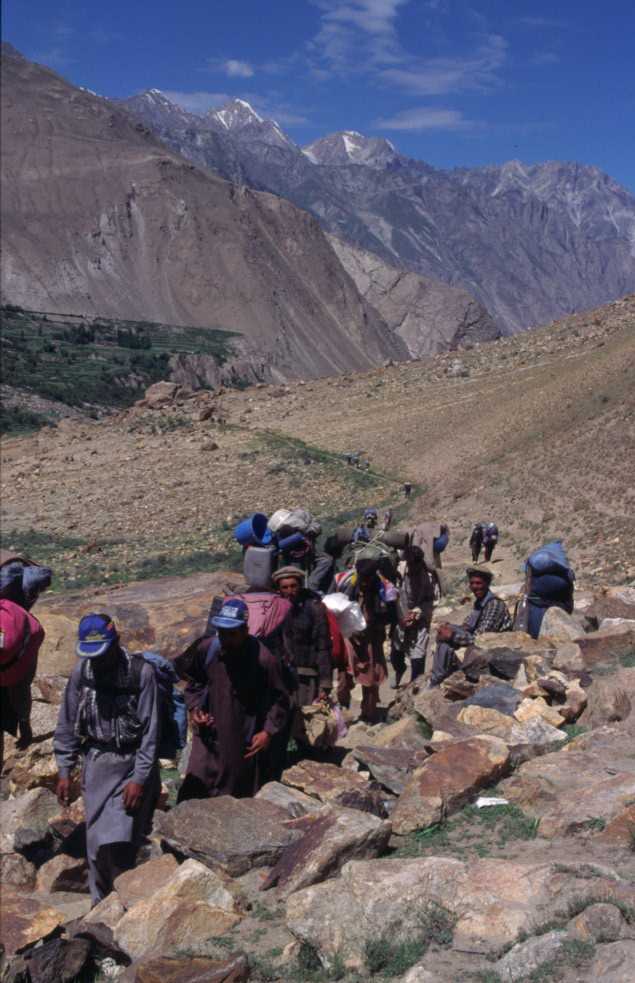 La caravane de nos porteurs baltis, près d’Askole le 6 août 1999