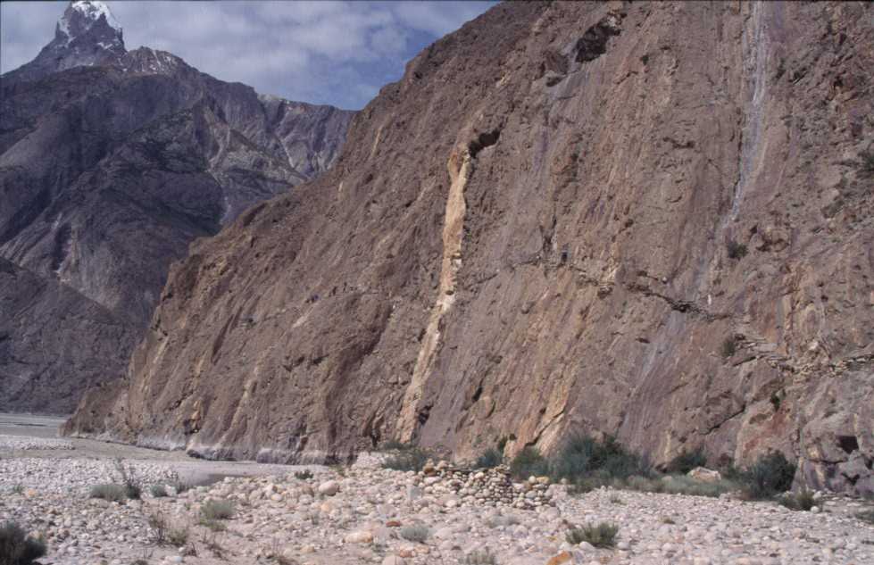 Passage aérien dans une falaise, entre le glacier de Biafo et Jula, le 7 août 1999