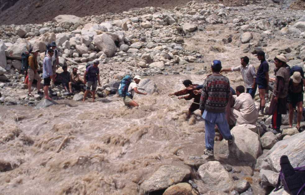 Passage d’un torrent glaciaire près de Payu, le 8 août 1999