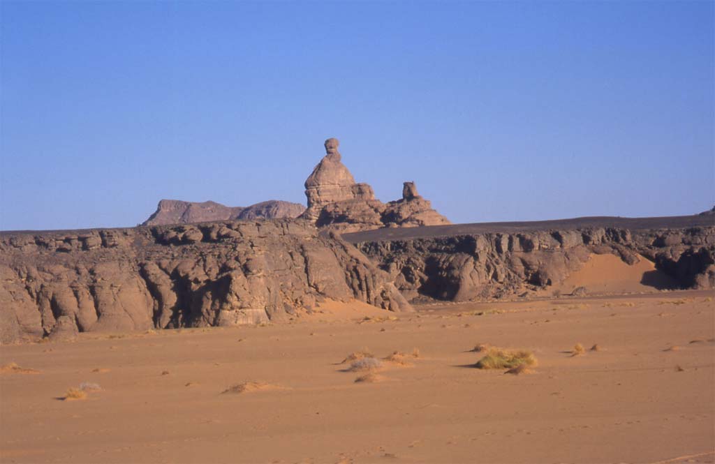 Formation de grès dominant l’oued Tibestiouenne, le 19 février 2002