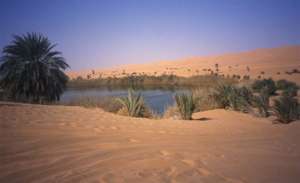 Le lac de Mahfu dans l’erg d’Ubari, le 22 février 2002