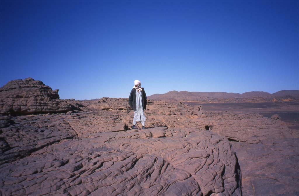 Marche vers l’intérieur du massif de l’Acacus, le 15 février 2002