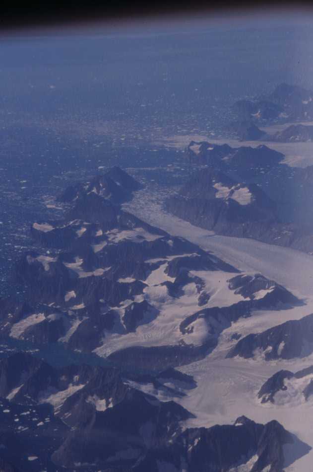 En survolant la côte est du Groenland, le 10 août 2002