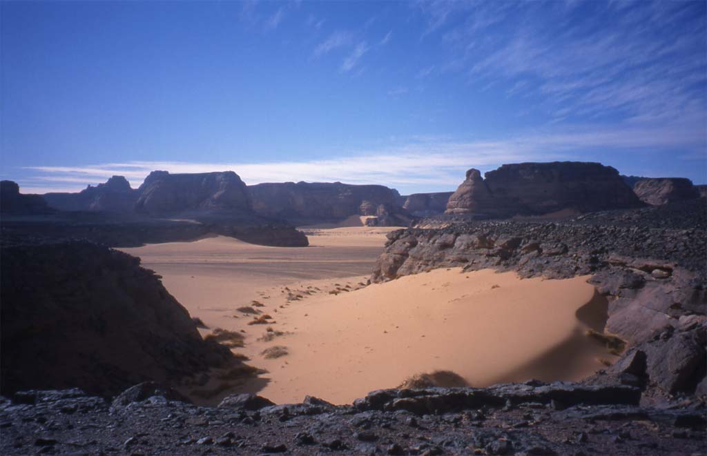 Montée sur un plateau gréseux près de Tin Lalène, le 18 février 2002