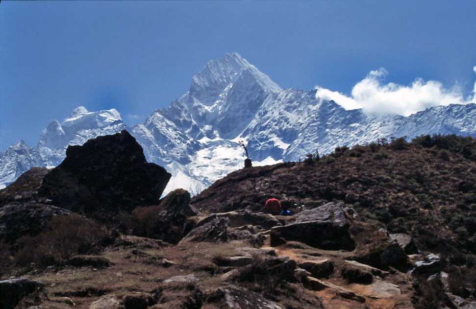 Le Kang Tega et le Thamserku vus des environs de Khumjung, le 10 avril 2003