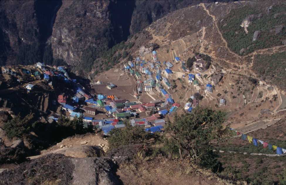 En dominant le bourg de Namche Bazar, le 10 avril 2003