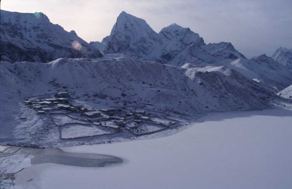 Le village et le troisième lac de Gokyo, vus pendant la montée au Gokyo-Ri (15 avril 2003)