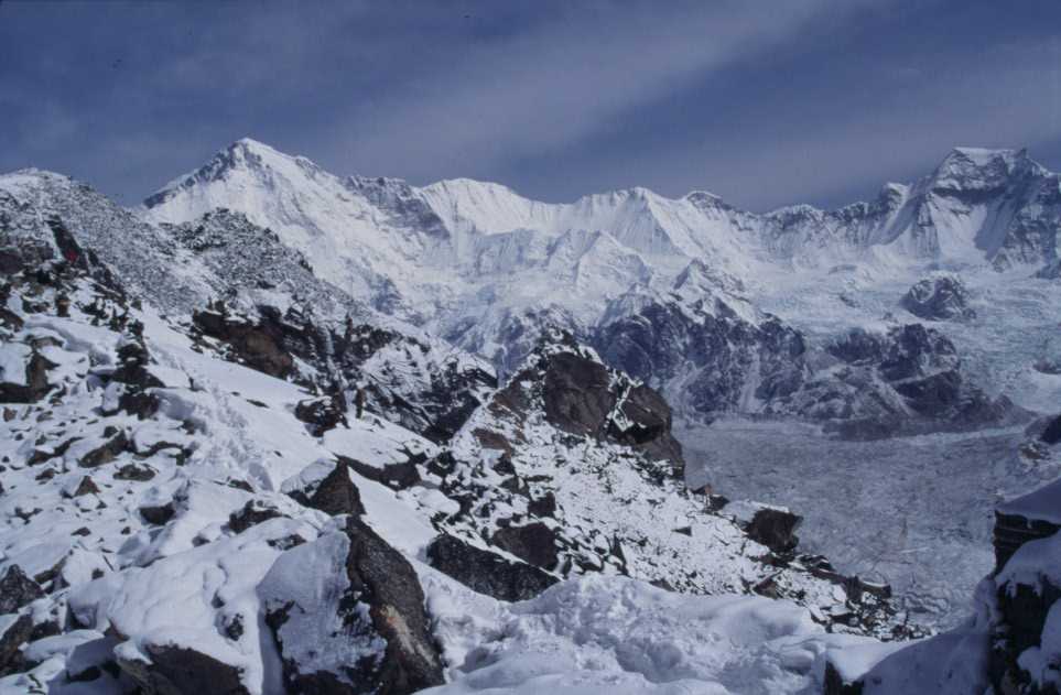 Le Cho Oyu et le Gyachung Kang, vus du Gokyo Ri, le 15 avril 2003