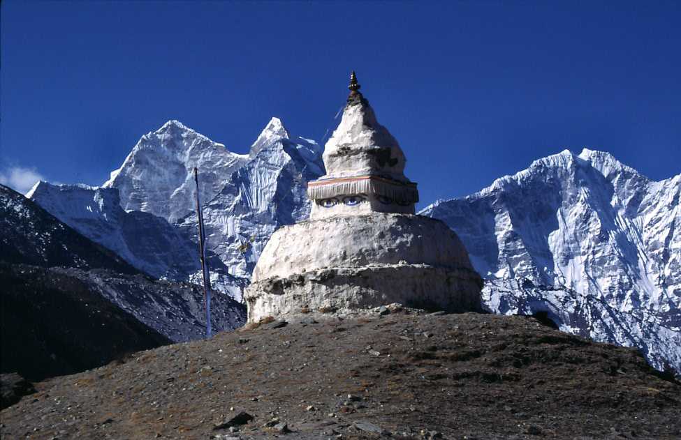 Petit stûpa sur les hauteurs de Dingboche, avec le Kang Tega et le Thamserku en arrière-plan (21 avril 2003)