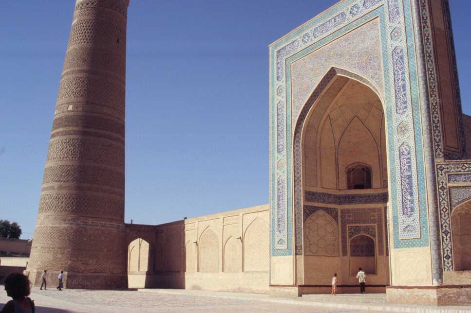 L’entrée de la mosquée Kalian de Boukhara, le 24 août 2004