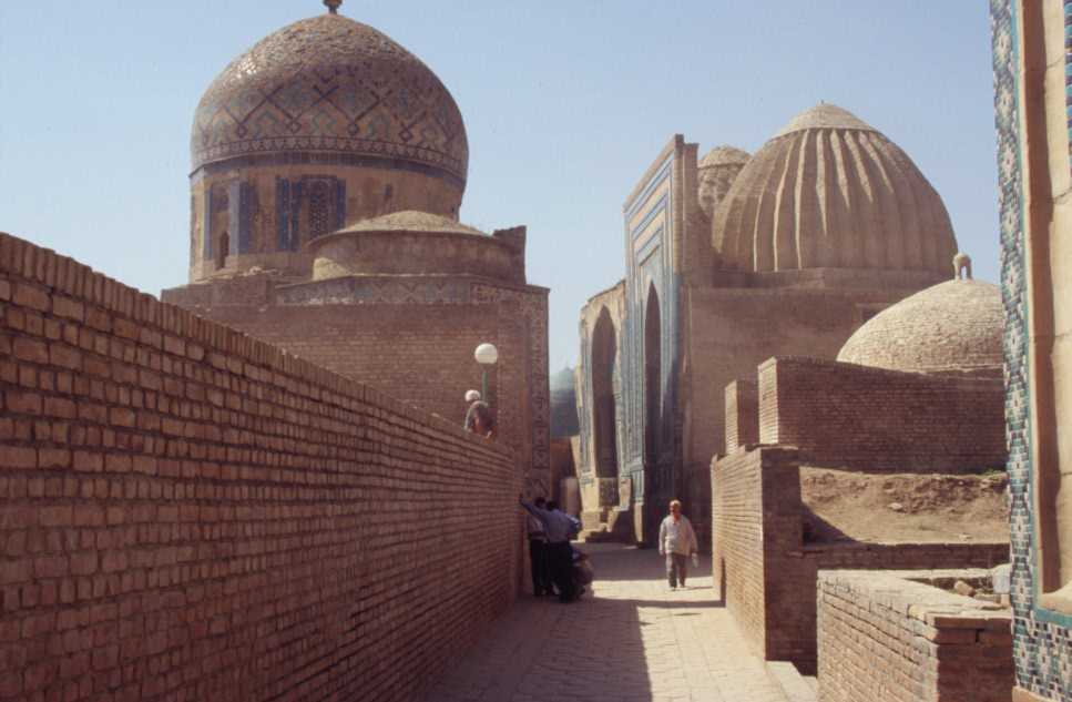 L’allée principale de la nécropole Chah-i-Zinda de Samarcande, le 26 août 2004