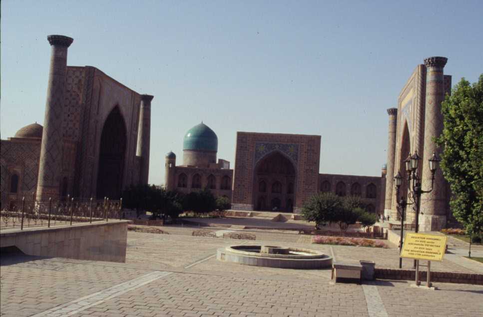 Vue d’ensemble de la place du Reghistan de Samarcande, le 26 août 2004