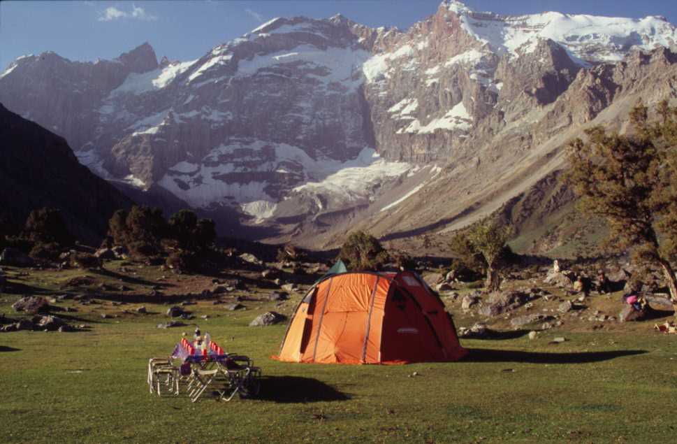 La table du petit déjeuner devant le pic Mirali (5120 m), le 17 août 2004