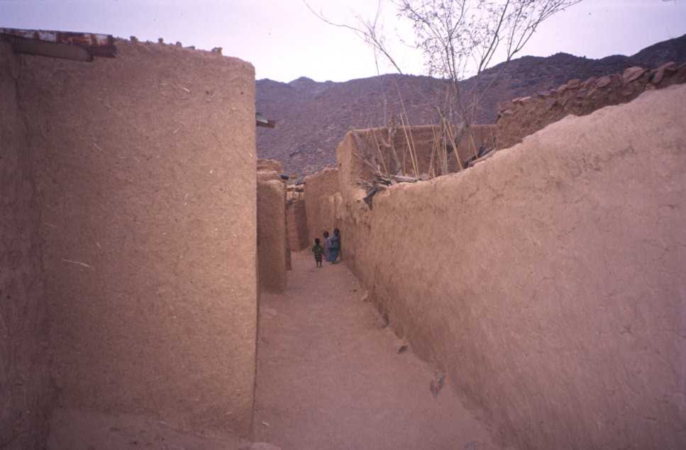 Une ruelle de Timia, le 16 février 2004