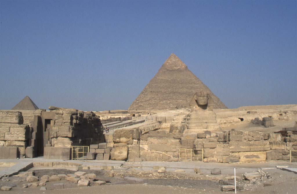 Le sphinx et la pyramide de Képhren (Guizeh), le 14 avril 2005