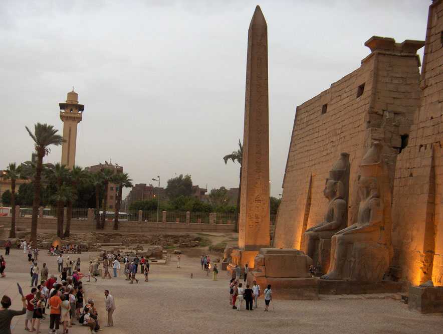 Le temple de Louxor au crépuscule, le 22 avril 2005