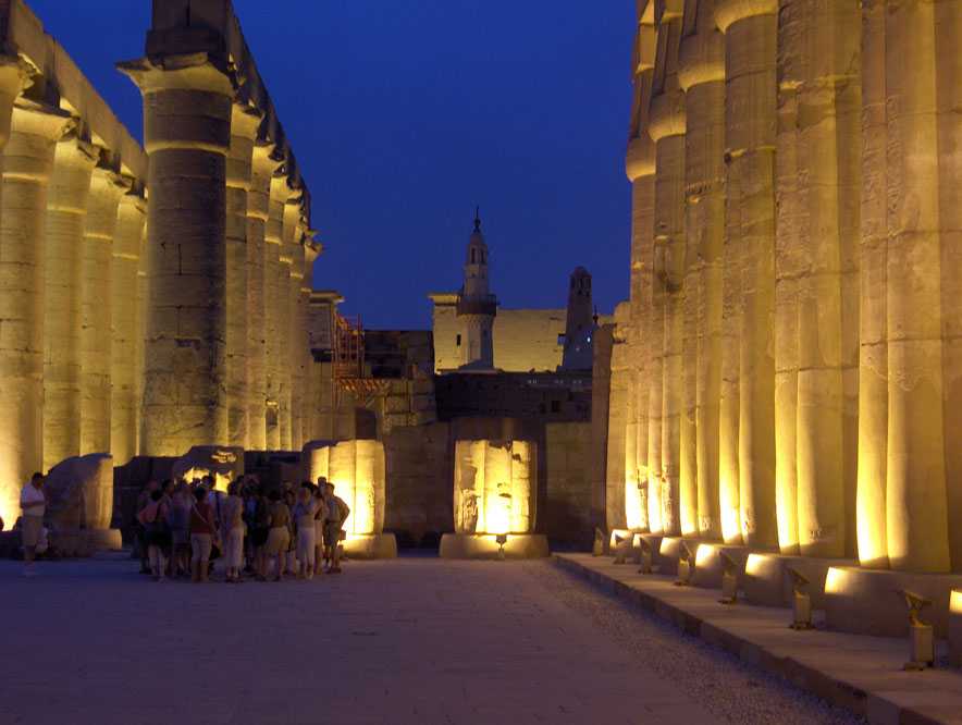 Visite crépusculaire du temple de Louxor, le 22 avril 2004