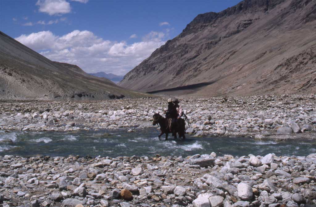 Traversée d’un torrent dans la vallée de K’eng-hiu-war (Kengxuwar), le 13 août 2005