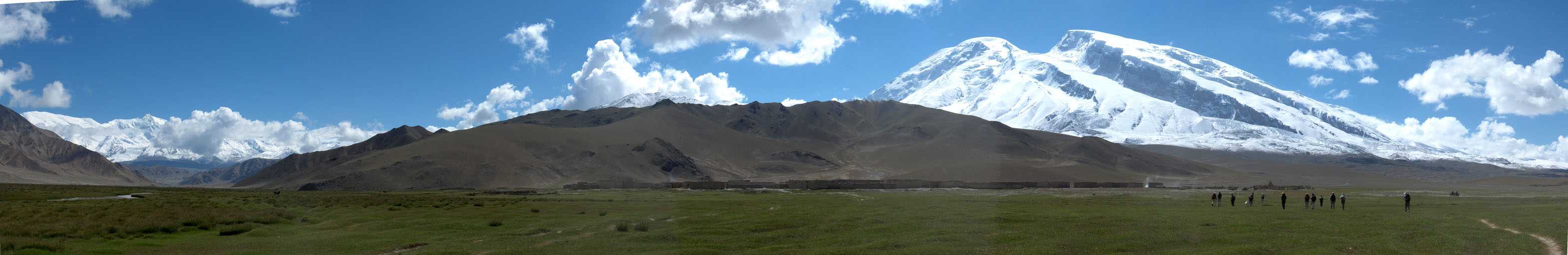 Départ du village d’Idala (vue sur les Kongour et le Mustagh-Ata), le 9 août 2005