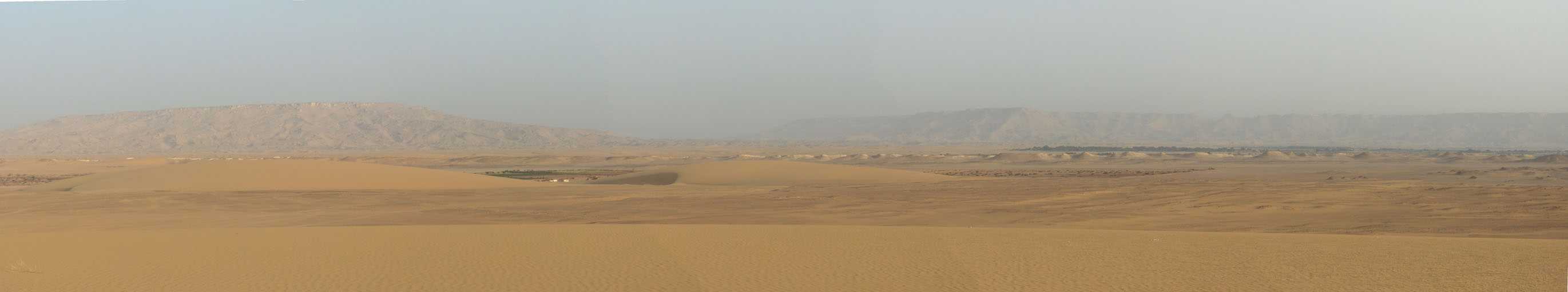 Vue de l’oasis de Dakhla depuis le sommet d’une dune, au matin du 20 avril 2005