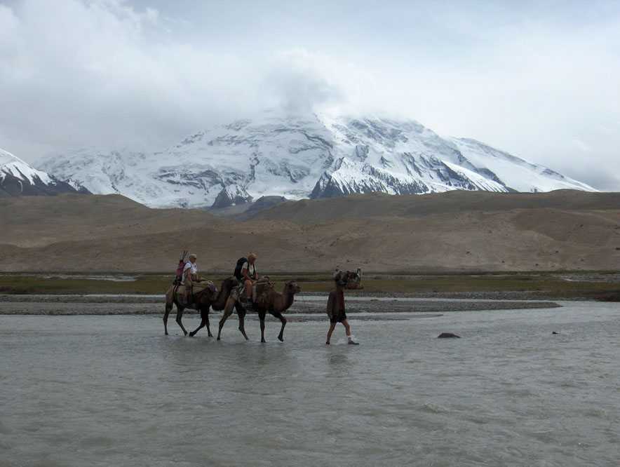 Traversée à dos de chameau de la rivière K’eng-hiu-war (Kengxuwar), le 12 août 2005