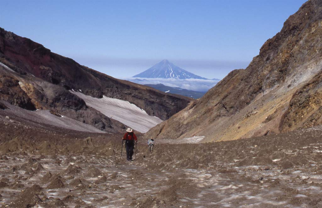 Le cañon d’entrée dans le cratère du Moutnovski ; vue sur le Tolmatchova (10 août 2006)