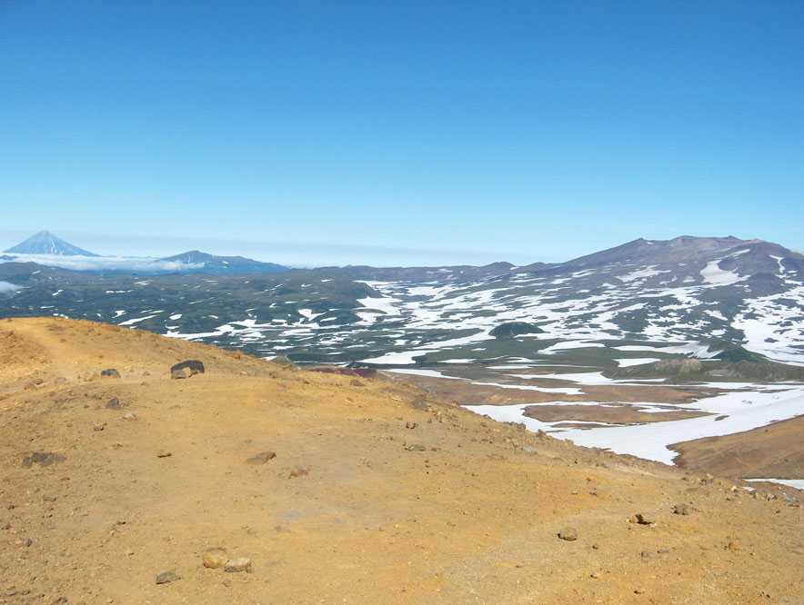 Vue depuis les flancs du Moutnovski, avec le Tolmatchova et le Goreli en toile de fond (10 août 2006)