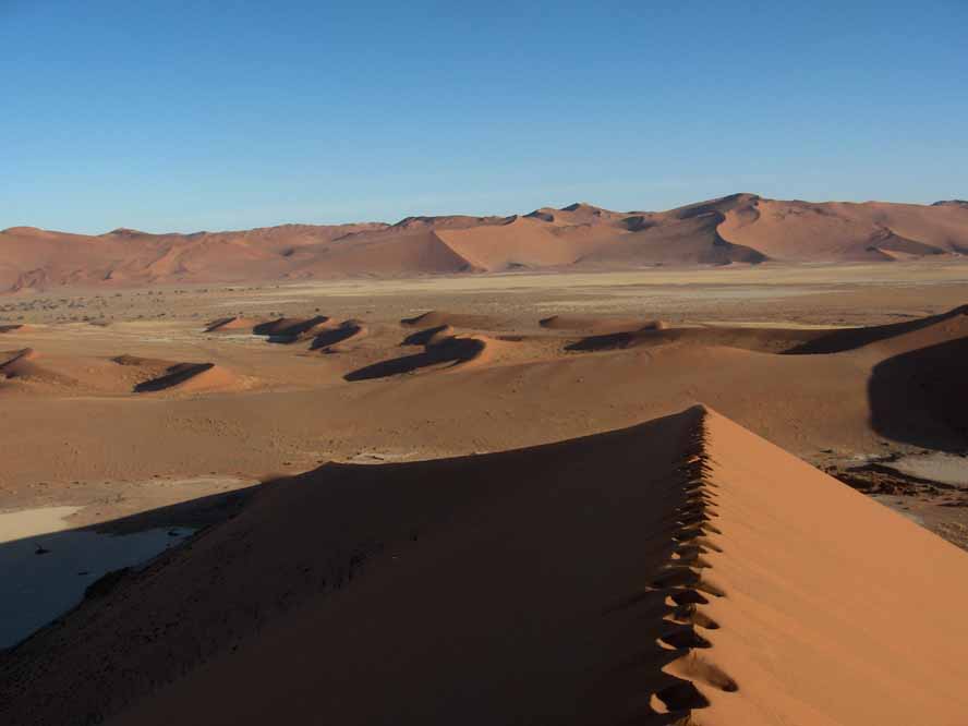 Ascension par la crête d’une dune de Sossusvlei, le 1ᵉʳ janvier 2007