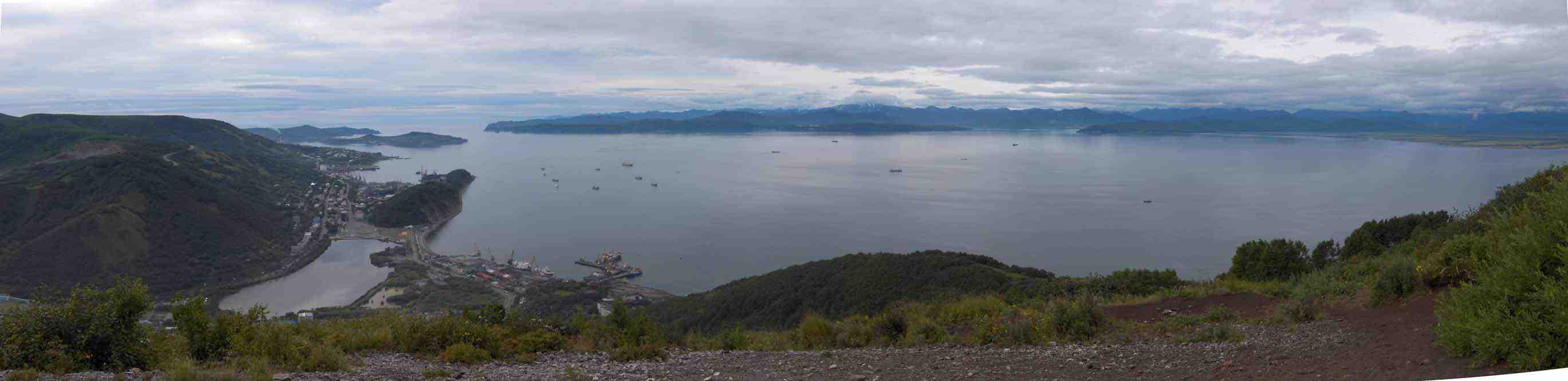 Vue panoramique de la baie d’Avatcha et du port de Petropavlovsk (19 août 2006)