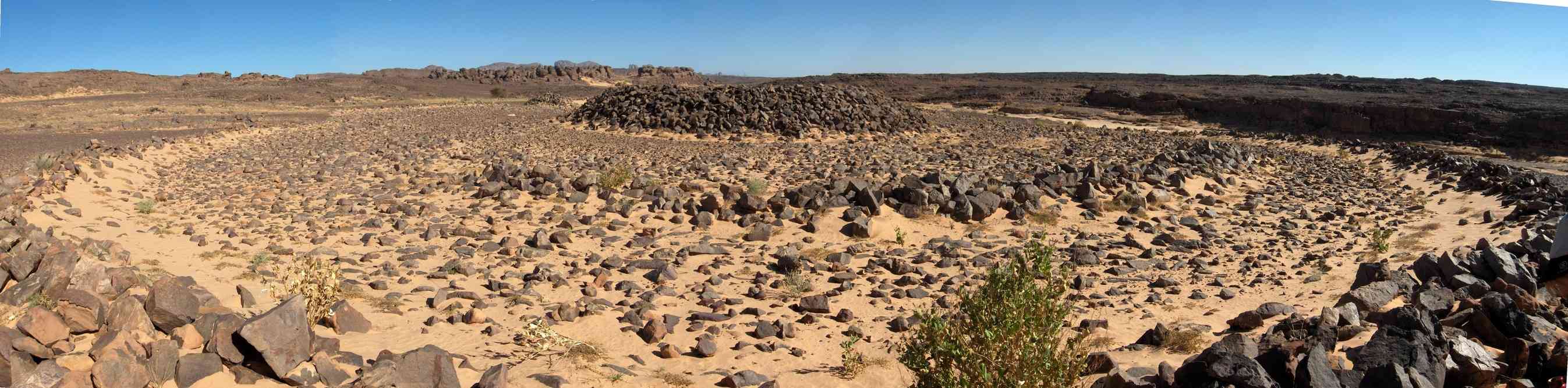 Tumulus préhistorique près de l’oued Tarrent-tin-Essa, le 9 mars