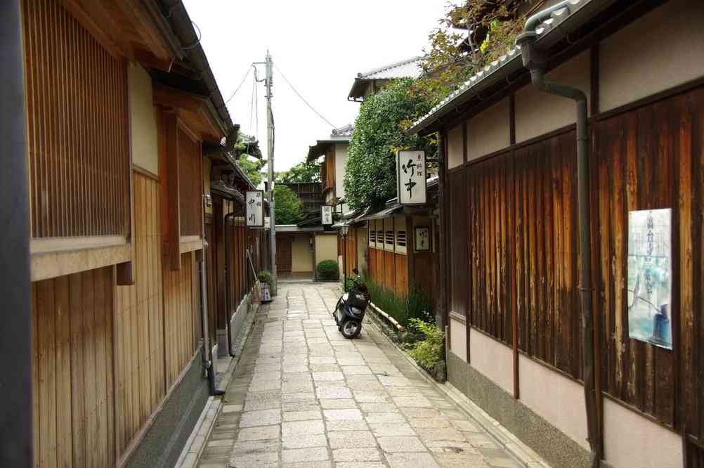 La rue d’Ishibe-Koji à Gion (Kyōto), le 15 septembre 2007