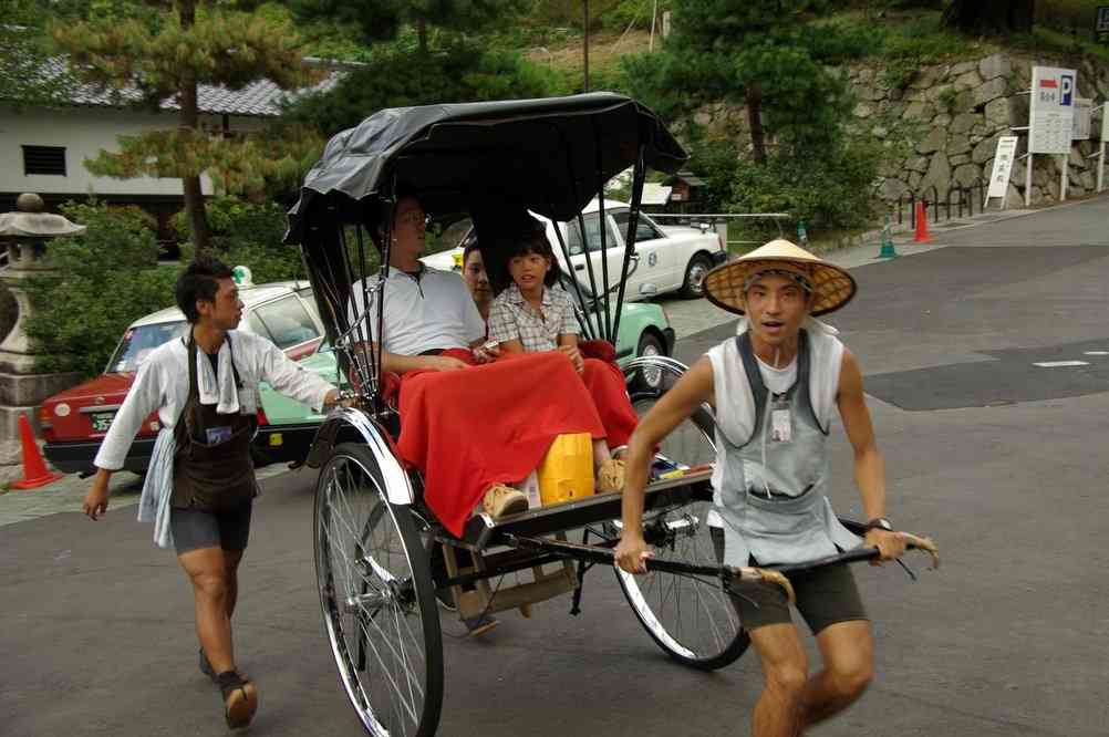 Pousse-pousse (pour les touristes) dans le quartier de Gion à Kyōto (15 septembre 2007)