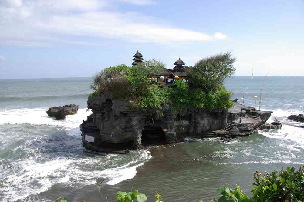 Vue de la partie insulaire du temple de Tanahlot, le 5 juillet 2007