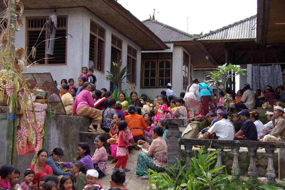 Rassemblement dans un temple pour la fête hindoue de Kuningan, le 7 juillet 2007