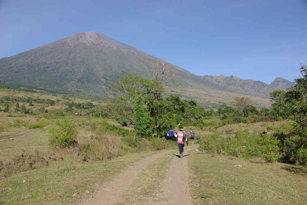 Porteur au départ du trek du Rinjani, le 11 juillet 2007