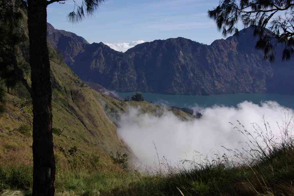 Vue partielle de la caldeira du Rinjani depuis le premier camp, le 11 juillet 2007