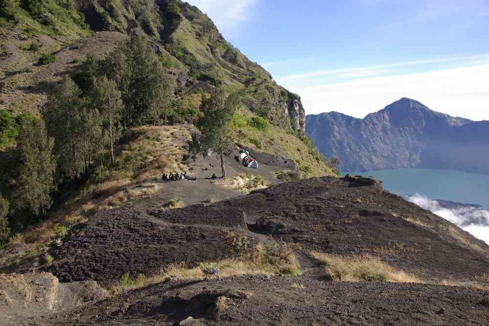 Le camp sur une crête au bord de la caldeira du Rinjani, le 11 juillet 2007