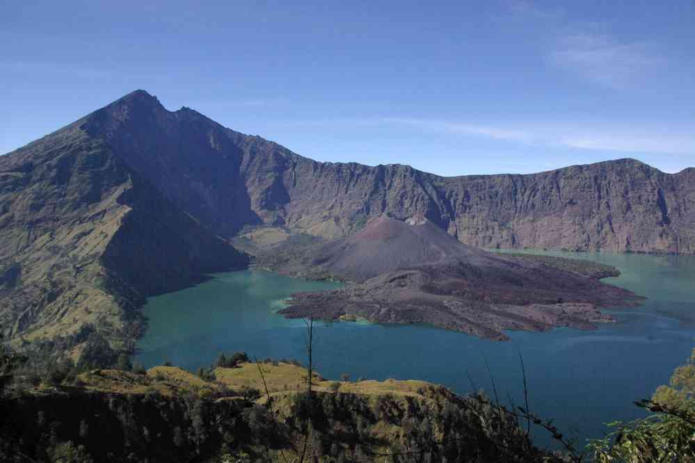 La caldeira et le sommet du Rinjani vus depuis le col, le 13 juillet 2007