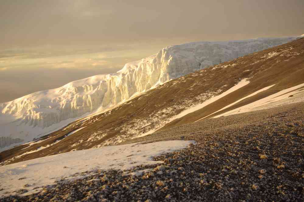 L’un des glaciers sommitaux du Kilimandjaro, le 15 février 2008