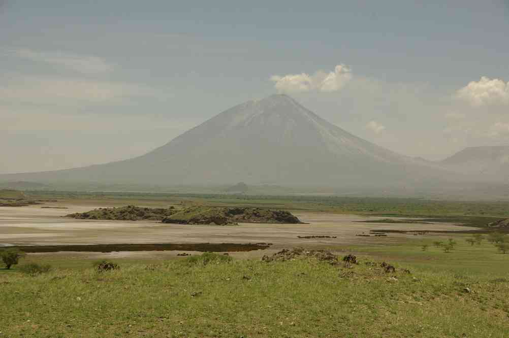 Les rives du lac Natron et le Lengaï, le 20 février 2008